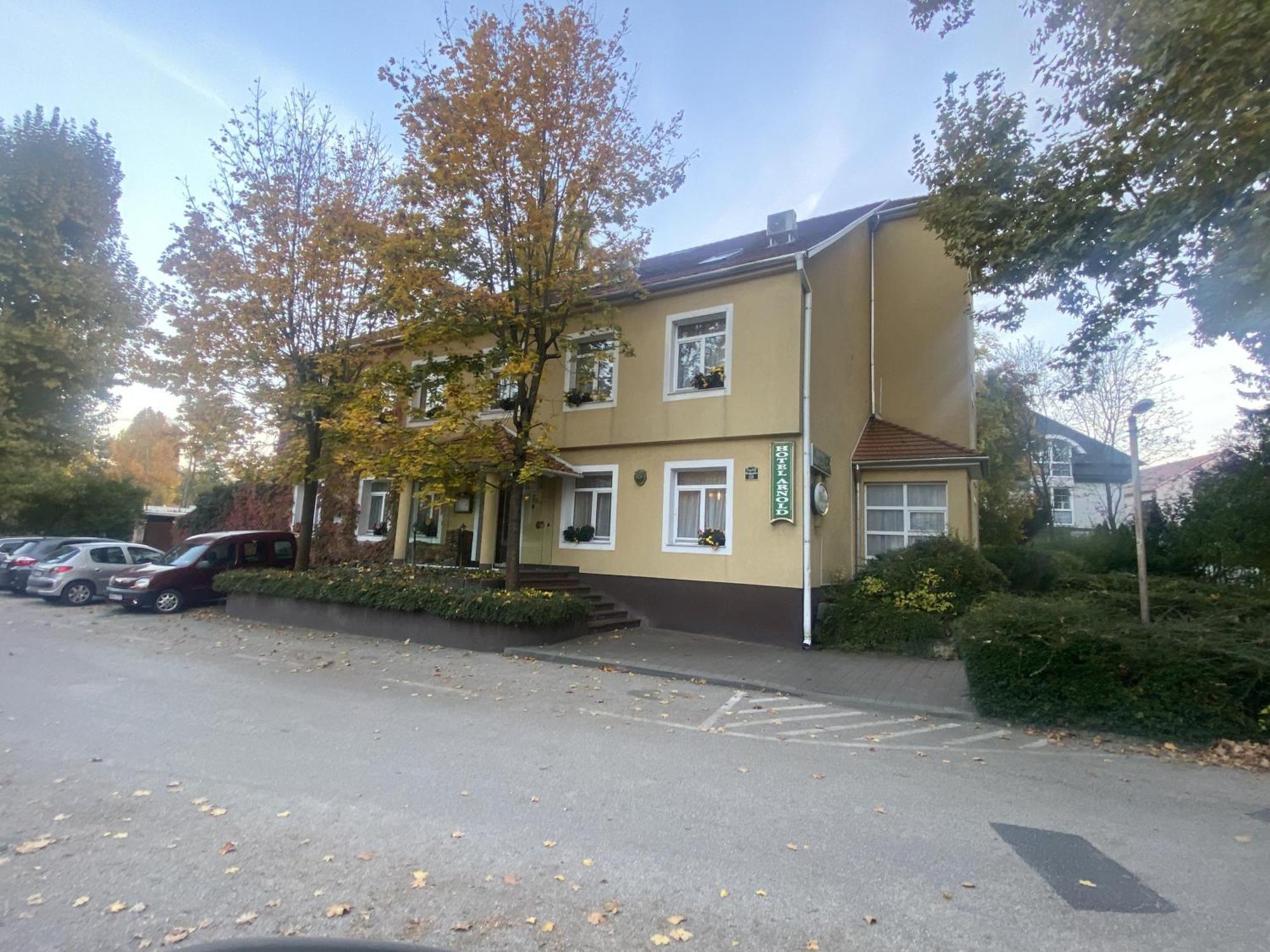 Arnold Hotel Tata