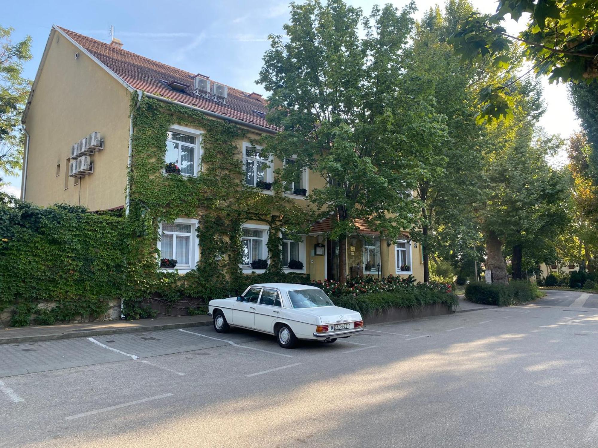 Arnold Hotel Tata