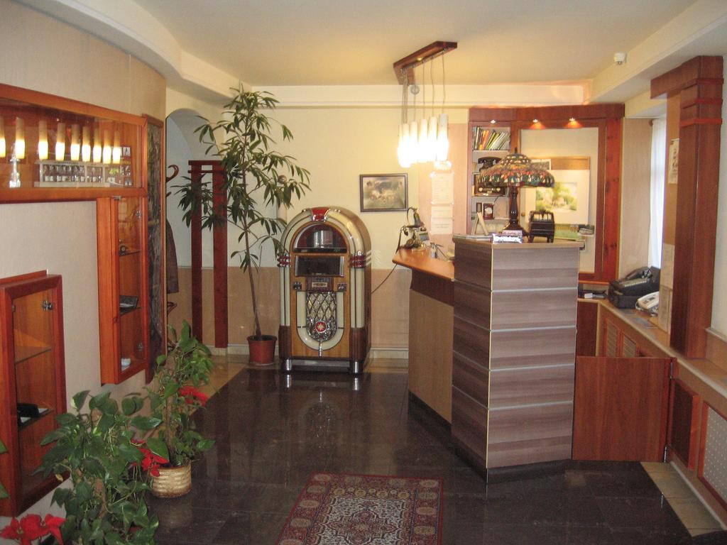 Arnold Hotel Tata