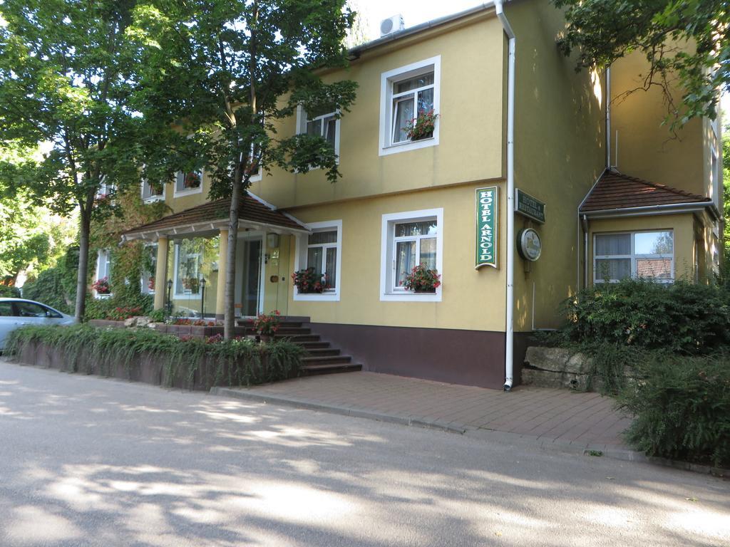 Arnold Hotel Tata