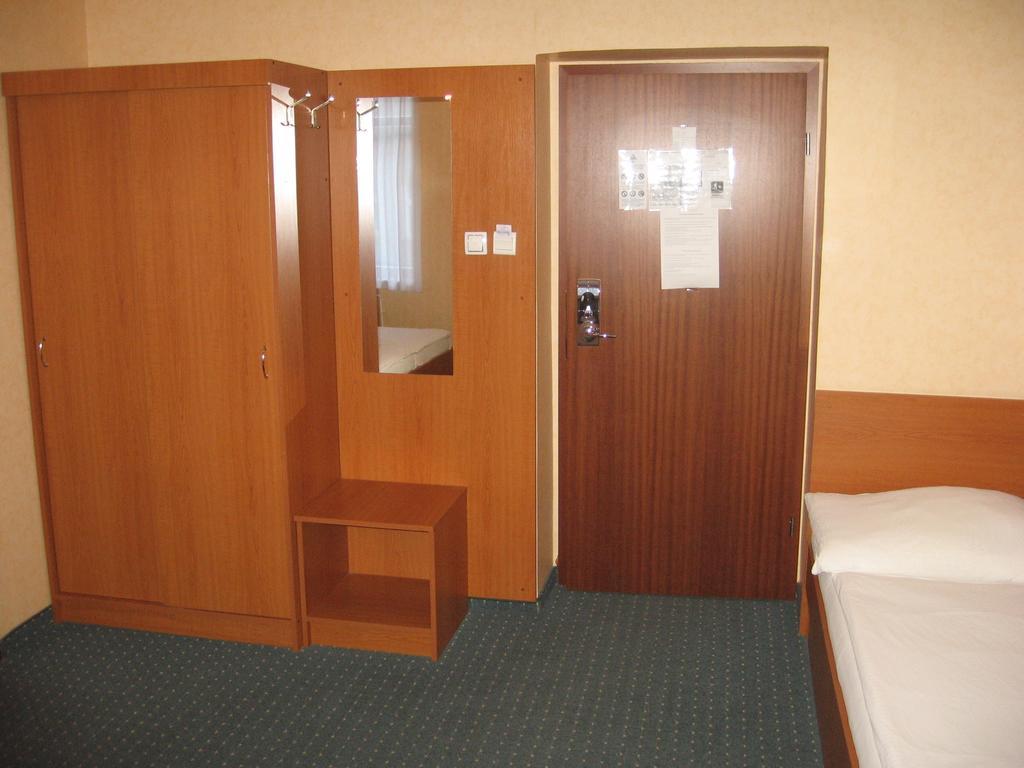 Arnold Hotel Tata